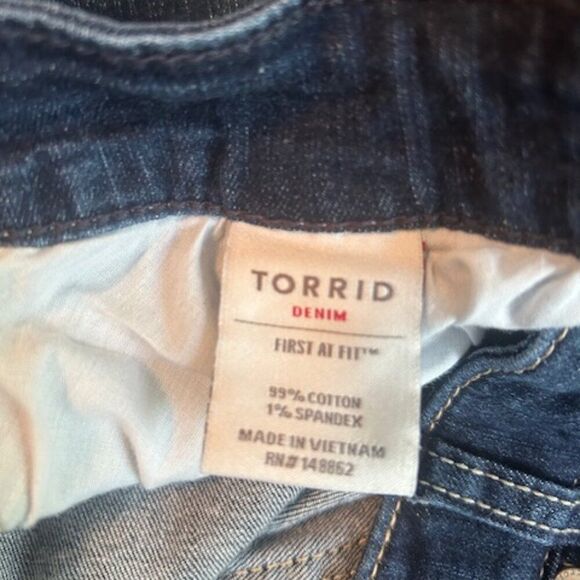 Torrid button fly cuffed 5 pocket denim shorts, size 22 - Picture 4 of 4